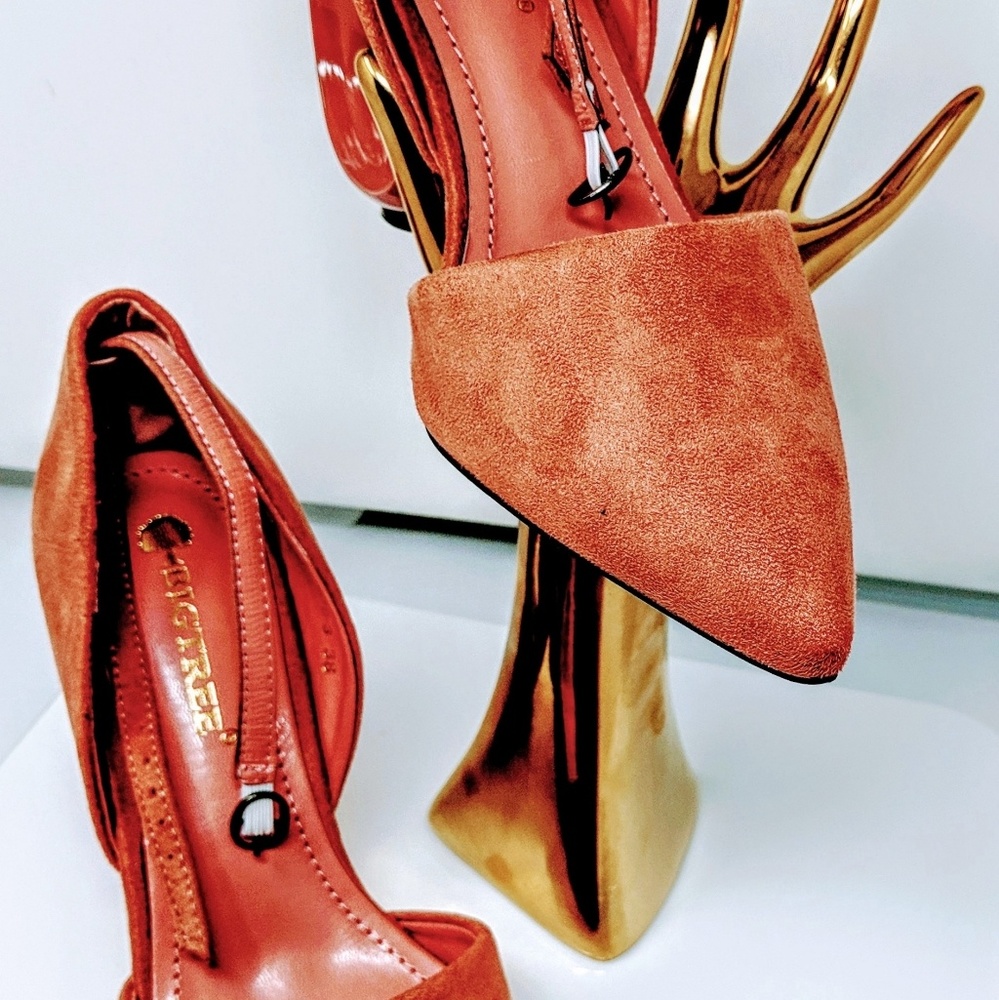 Shoes - Picture 3 of 8